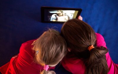 mininas assistindo video no tablet