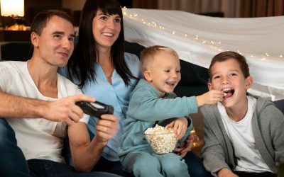 familia vendo filme e comendo pipoca